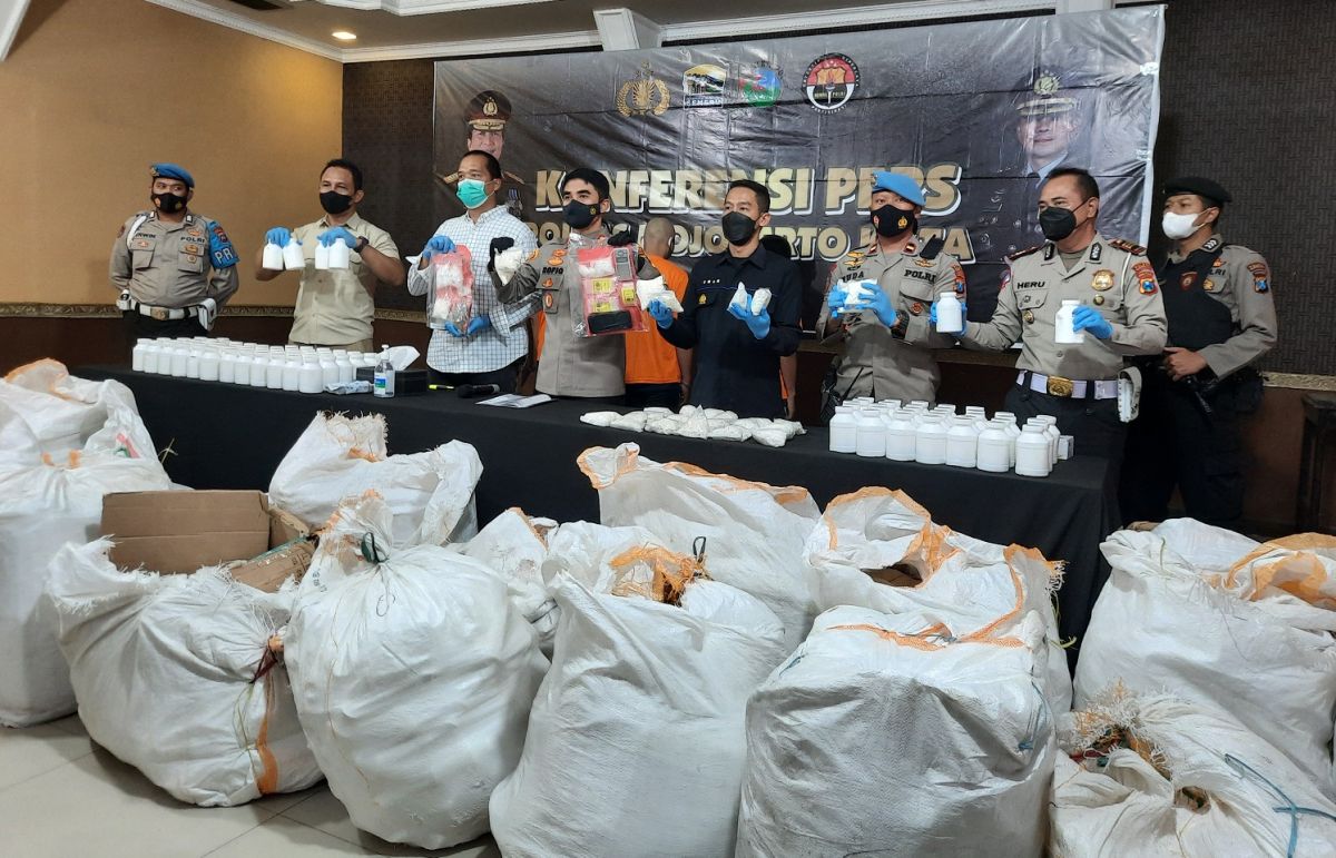 Kapolres Mojokerto Kota AKBP Rofiq Ripto dan Kasat Resnarkoba AKP Singgih saat beberkan barang bukti. SP/Dwi