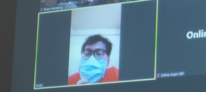 Jonathan Irfon Hadi mendengarkan keterangan saksi di PN Surabaya. SP/Budi Mulyono