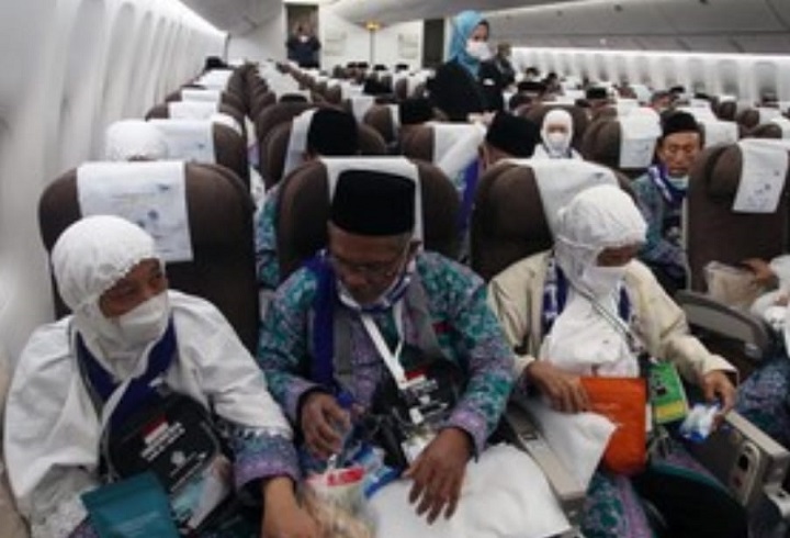 Calon jamaah haji asal Indonesia saat dalam pesawat menuju Tanah Suci Makkah