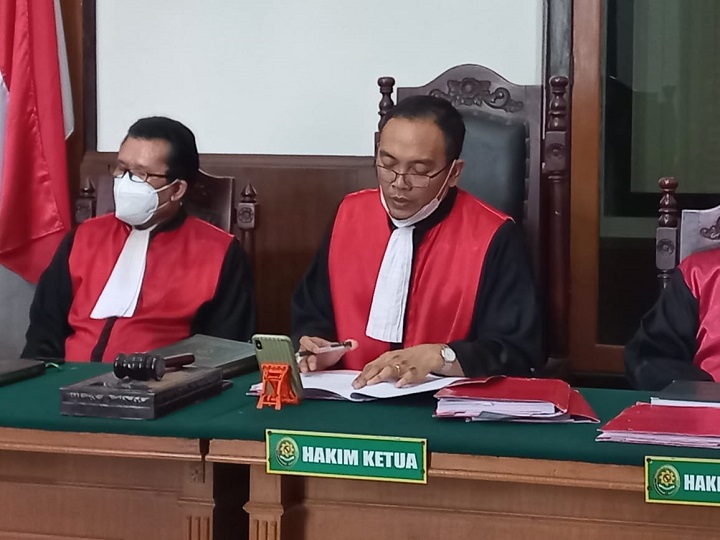 Ketua majelis hakim Anak Agung Gede Agung Parnata dalam sidang di Pengadilan Negeri Surabaya (10/5). SP/Budi Mulyono