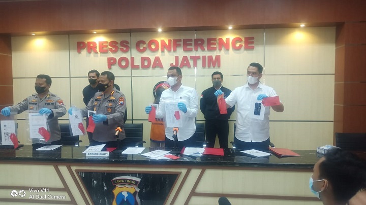 Anggrita Putri Khaleda dan barang bukti kejahatanya dirilis Polda Jatim