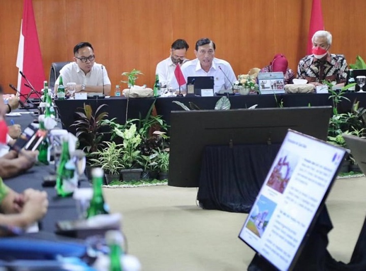 Luhut saat rapat bersama Ganjar Pranowo. Salah satunya bahas soal Borobudur.