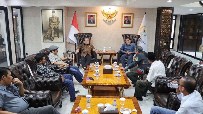 Lembaga think thank ekonomi politik Narasi Institute menemui Ketua DPD RI, AA La Nyalla Mahmud Mattalitti di rumah jabatan di jalan Denpasar Raya, Jakarta Selatan, Sabtu (28/5/2022).