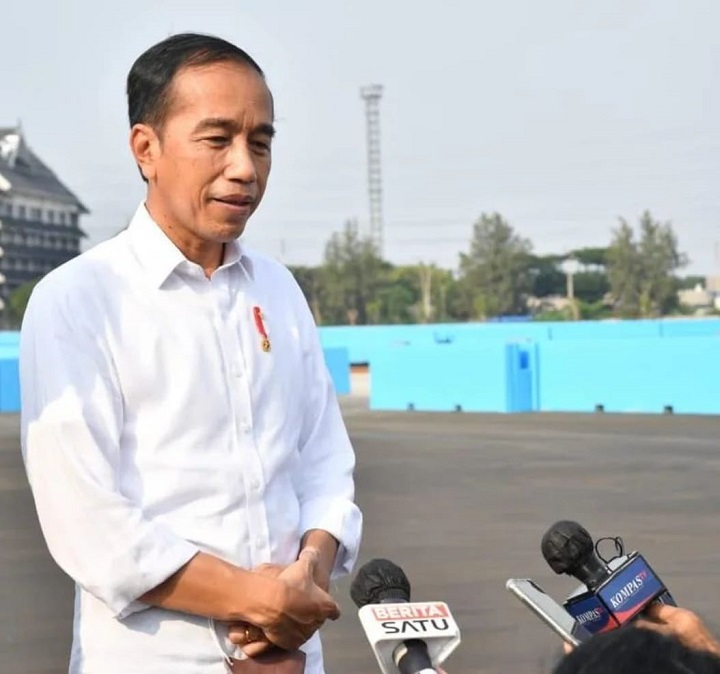 Jokowi diwawancarai wartawan di Jakarta
