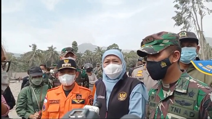 Gubernur Khofifah meninjau lokasi di Desa Sumberwuluh, Minggu (5/12/2021).