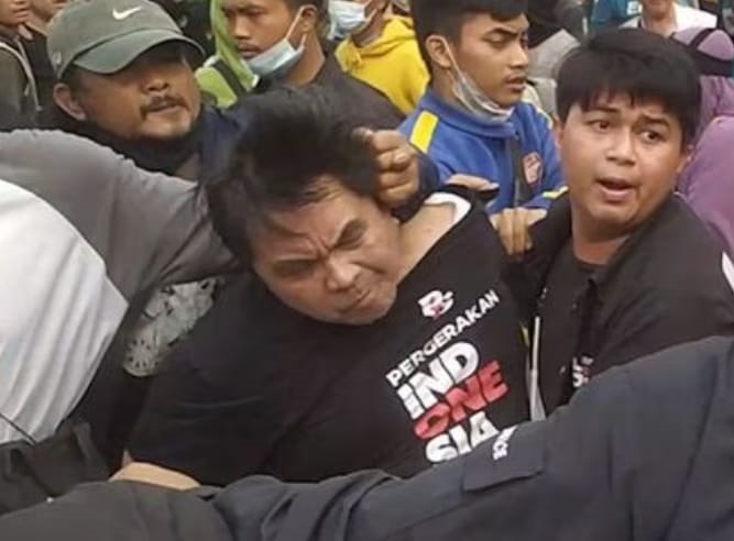 Ade Armando saat dikeroyok massa.