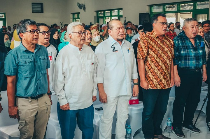 AA La Nyalla Matalitti bersama beberapa aktivis Nasional diantaranya Rocky Gerung, Abdul Kharis Almasyahri saat Dialog Nasional bertema Kedaulatan Rakyat versus Oligarki dan KKN di Solo, Minggu (5/6/2022).