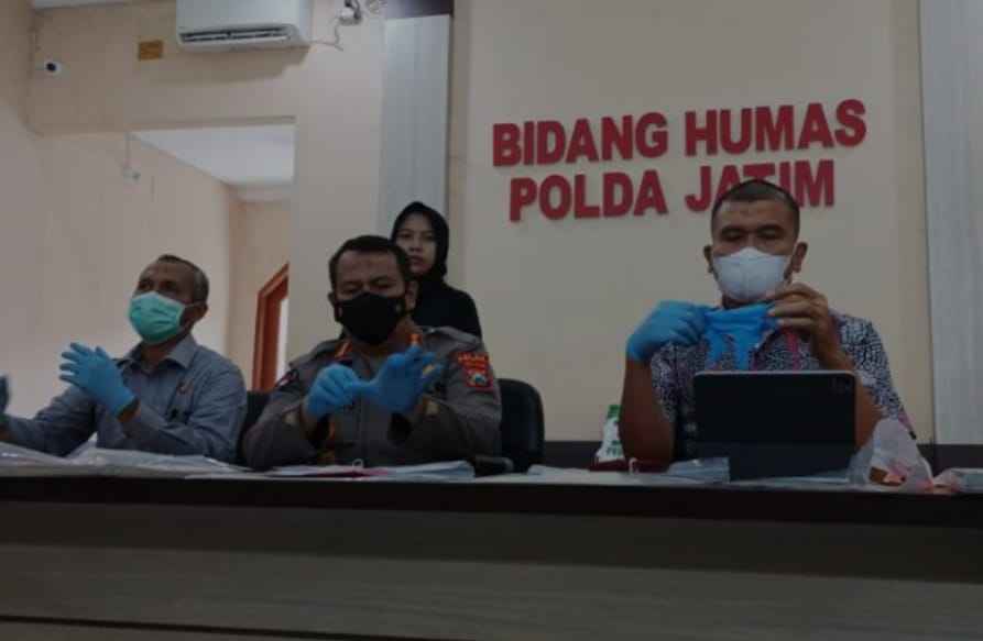 Konferensi pers yang digelar Polda Jatim terkait penetapan tersangka pada Ketua Khilafatul Muslimin Surabaya Raya