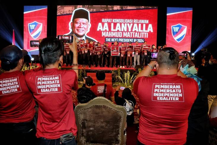 Ribuan relawan La Nyalla The Next President 2024 di Jawa Timur merapatkan barisan menggelar Rapat Konsolidasi Relawan di Ballroom Grand Empire Palace Surabaya