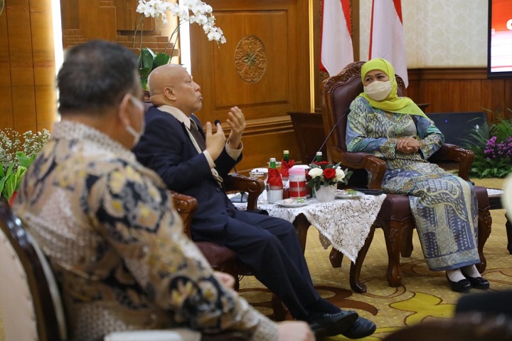 Gubernur Khofifah dan Dubes Indonesia Untuk Rumania Dan Republik Moldova M. Amhar Azeth saat membahas ragam kerjasama potensial untuk pengembangan Jatim di Gedung Negara Grahadi, Minggu (5/6/2022). Sp/Arlana