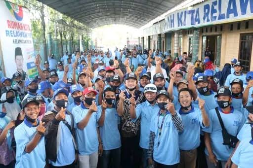 Dr. H. Yuhronur Efendi, MBA saat bersama relawan dan pendukungnya.