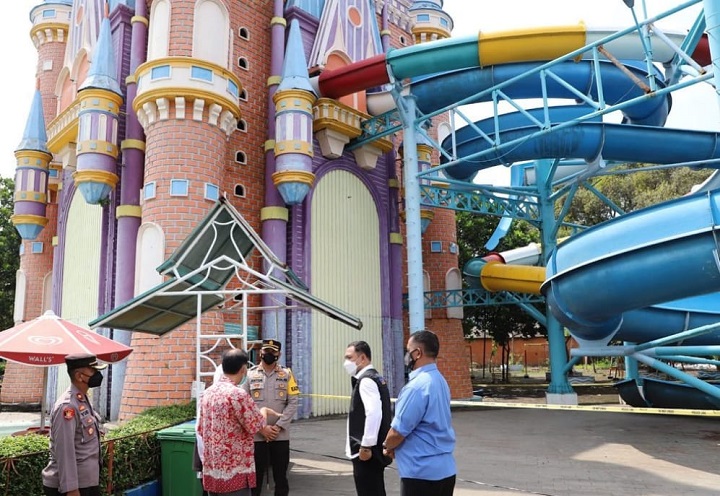 Wali kota Eri Cahyadi mendampingi Gubernur Khofifah mengecek langsung TKP di Kenpark, Minggu (8/5/2022). SP/Amin