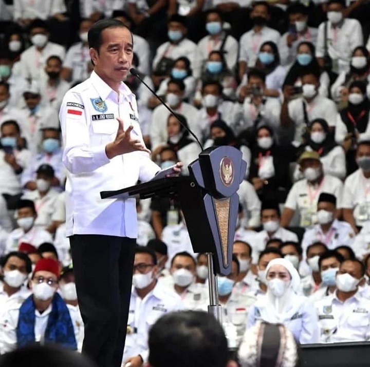 Jokowi menghadiri acara silaturahmi nasional yang digelar Apdesi di Istora Senayan, Selasa (29/3/2022).