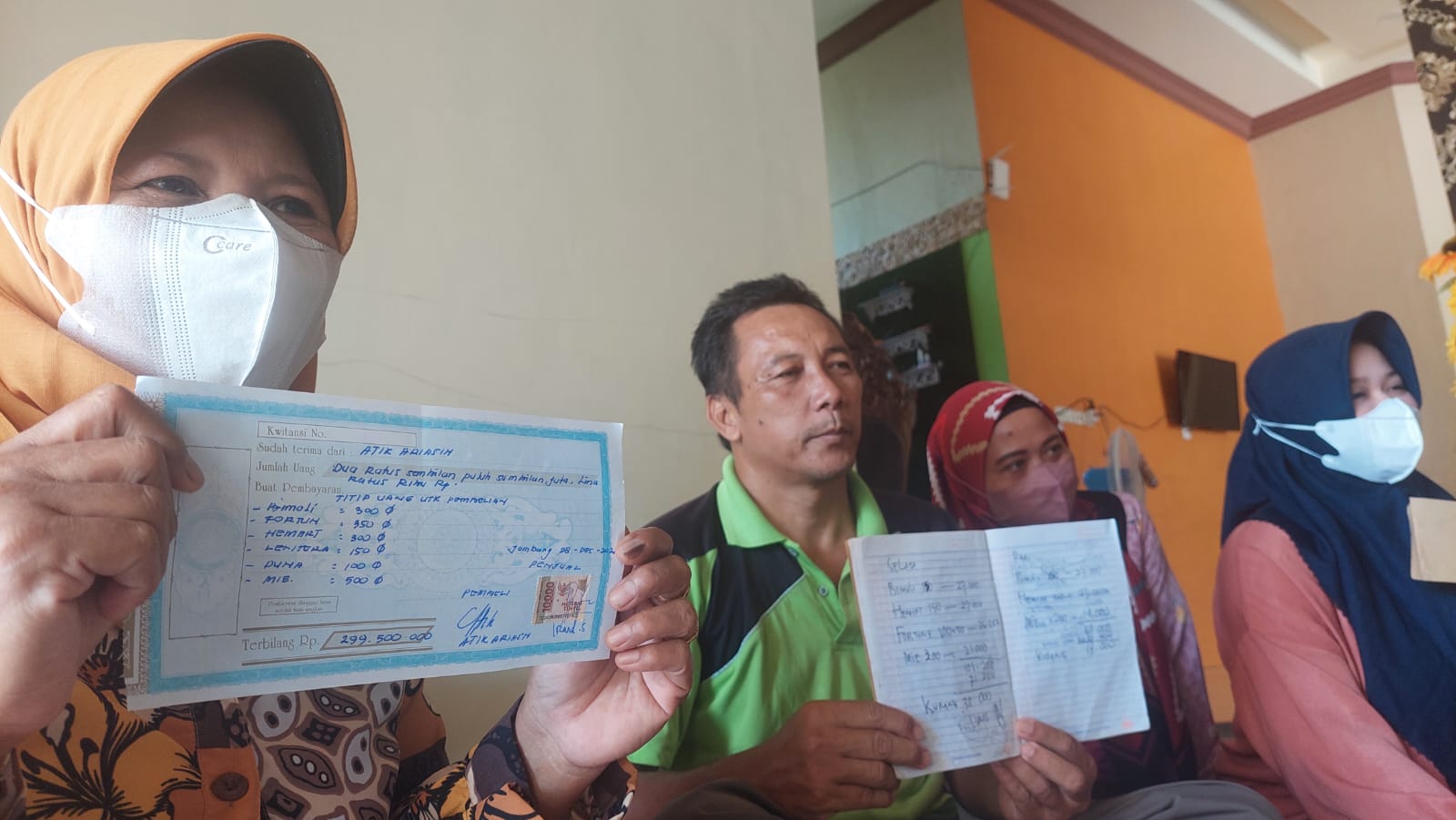 Korban penipuan minyak goreng murah, menggelar jumpa pers, Selasa (29/3/2022).