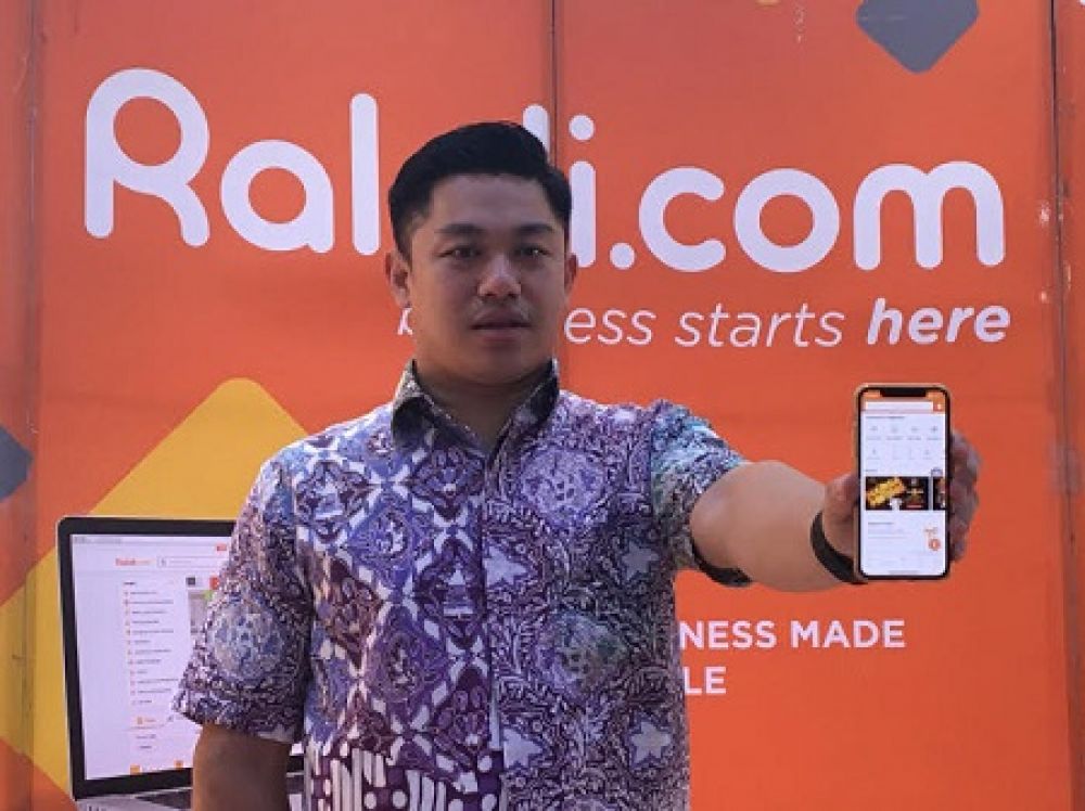 Joseph Aditya saat mempromosikan situs Ralali.com. SP