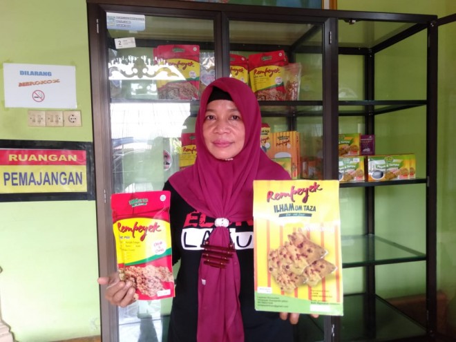 Zaitun dengan keripik 'Ilham' miliknya. SP/ SBY