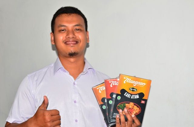 Nova Aditya Prambudi memamerkan produk makanan tradisional. SP/ SBY