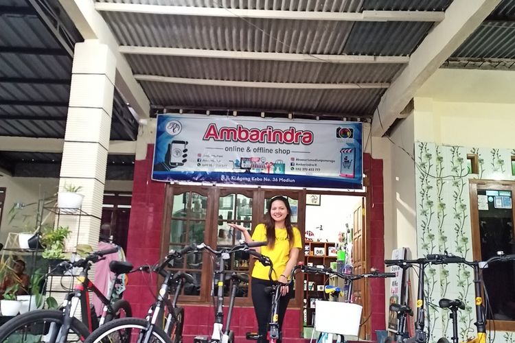 Reni Sagita Ambar Rahayu dengan 8 sepeda miliknya. SP/ MDN