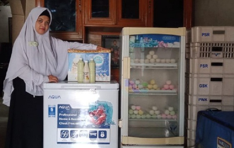 Wiwik dengan produksi susu kedelainya. SP/ BJN