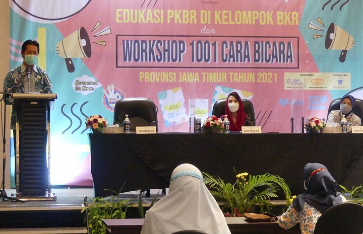 Kepala Perwakilan BKKBN Provinsi Jatim, Drs. Sukaryo Teguh Santoso saat memberikan sambutan. SP/Patrik Cahyo