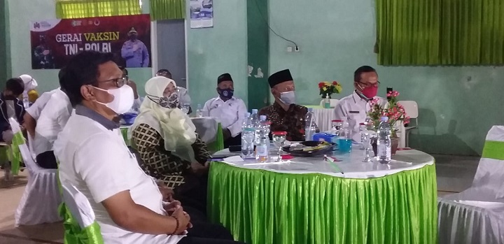 Tengah menyimak, Wakil Bupati Sumenep, Hj, Dewi Khalifah SH, MH, Kepsek SMAN I kalianget, H. Moh. Sadik, M.Pd dan Kacabdin kab. Sumenep,  Syamsul Arifin. SP/Ainur Rahman