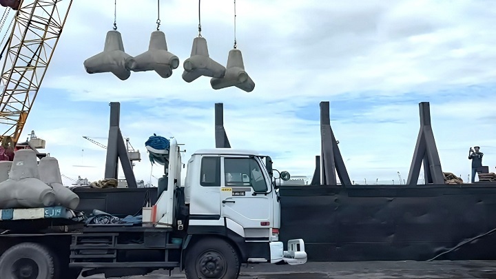 Proses pengiriman tetrapod produksi PT Varia Usaha Beton ke Raja Ampat melalui Pelabuhan Tanjung Perak, Surabaya, Jawa Timur. SP/SIG