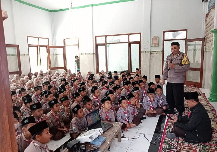 Kanit Binmas Polsek Selopuro Bripka Sony saat memberikan pesan kepada para siswa. SP/Lestariono