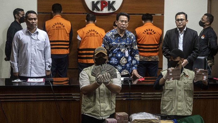 Para tersangka korupsi suap proyek pembangunan dan perawatan jalur kereta api tahun anggaran 2018-2022, ditahan oleh KPK, saat ditunjukkan saat konferensi pers, Kamis (13/4/2023) dinihari WIB.