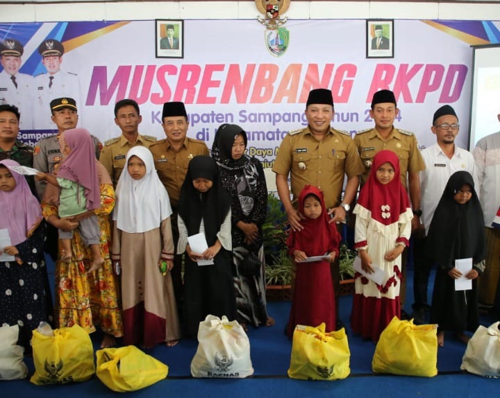 Bupati Wabup sesuai pembukaan Musrenbang RKPD 2024 Kecamatan Omben memberikan santun kepada anak yatim