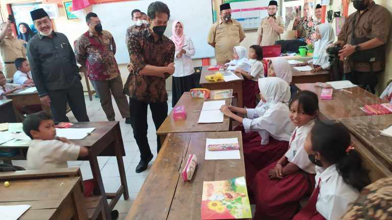 Kadispendikbud Hasbullah dan Plt Direktur Sekolah Menengah Atas Dirjen Dikdasmen Kemendikbud, Winner Jihad Akbar. SP/Ist