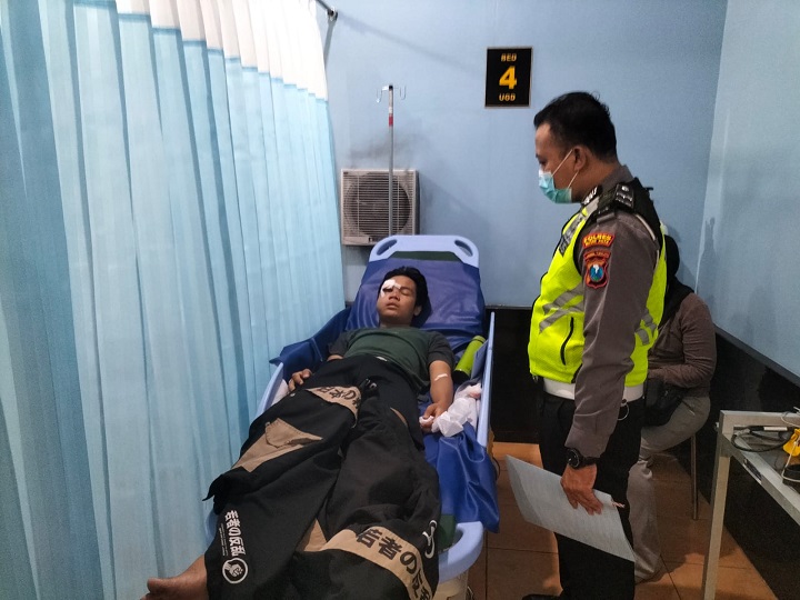 Remaja pengendara motor saat mendapat perawatan medis. SP/Hadi Lestariono