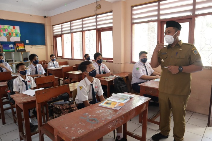 Bupati Fandi Akhmad Yani saat meninjau permulaan pembelajaran tatap muka di sebuah SMP di Gresik. SP