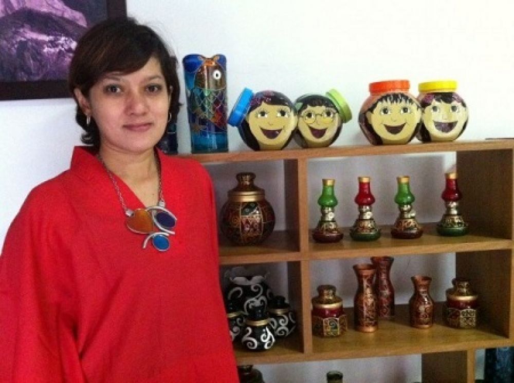 Ratna Miranti dengan karya-karya glass painting. SP