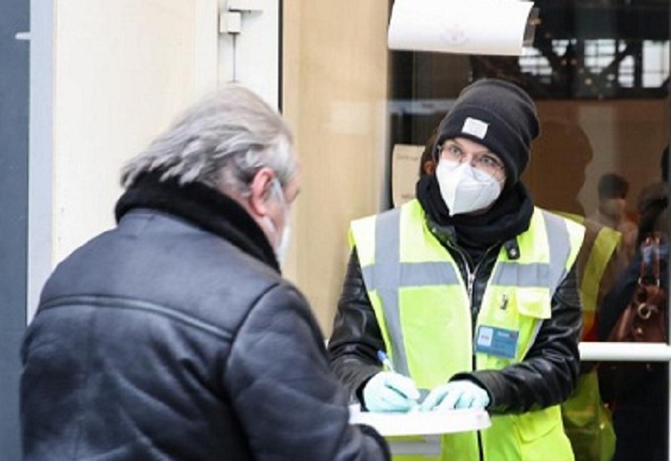 Sejumlah staf bekerja di pintu masuk lokasi vaksinasi Covid-19 di Berlin, ibu kota Jerman. SP/ SBY