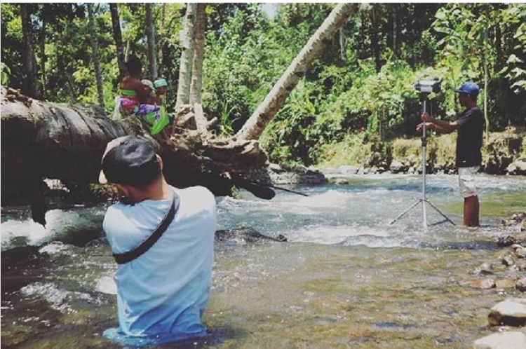 Achmad Dzulkarnain saat memotret seorang model di sungai. SP/ BYW