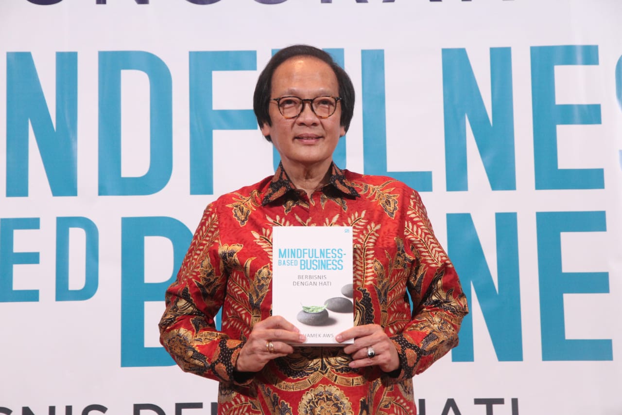 Sudhamek AWS dengan buku Mindfulness-Based Business: Berbisnis dengan Hati miliknya. SP/ Julian