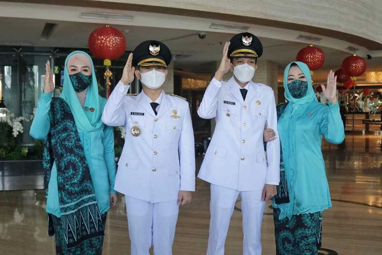 Pasangan Bupati Trenggalek terpilih dengan wakilnya, foto bersama istrinya masing-masing sebelum menuju lokasi pelantikan di Grahadi Surabaya. SP/ Humas Pemkab Trenggalek