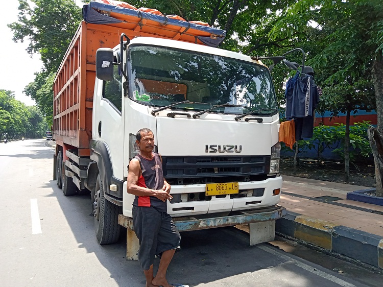 Salah satu sopir truk, Suyitno yang saban waktu tidur di truk. SP/ Sem