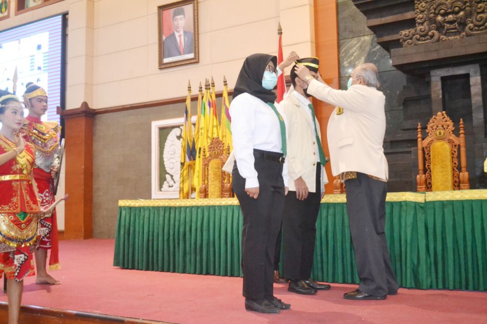 Rektor UWKS pada saat penerimaan mahasiswa baru yang di lakukan di Bangsal Pancasila, Universitas Wijaya Kusuma Surabaya