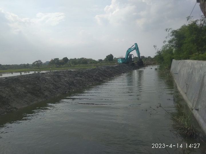 Alat berat tengah mengeruk sendimen di saluran sungai Melik. SP/MUHAJIRIN