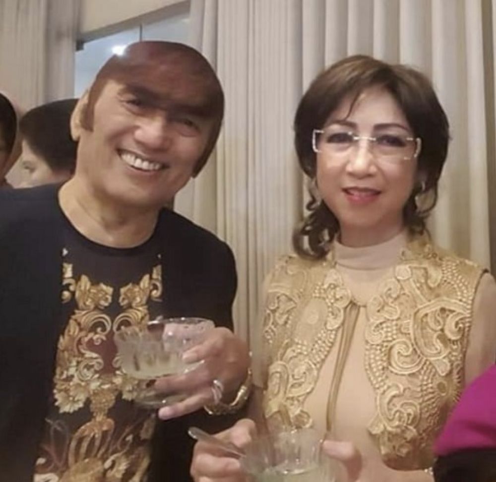 Prof Dr. dr Boedi Warsono bersama istrinya disaat sebelum terpapar Covid-19.

Foto: Sp/dokumen keluarga Boediwarsono