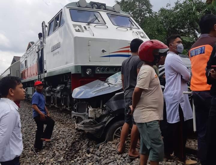 Kondisi mobil Toyota  AG pasca tertabrak KA Dhoho jurusan Surabaya-Blitar. SP/Les