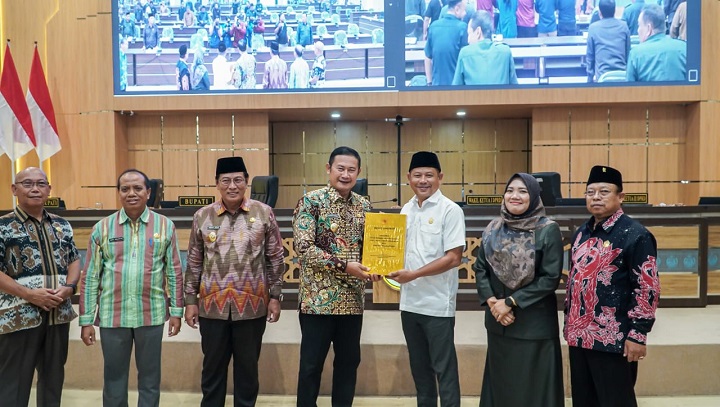 Bupati Lamongan saat mengerjakan dokumen KUA-PPAS 2024 ke ketua DPRD. SP/IST