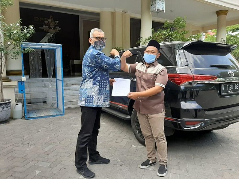 Gus Yani menyerahkan mobil dinas Ketua DPRD Gresik kepada Sekwan Darmawan. SP/M AIDID