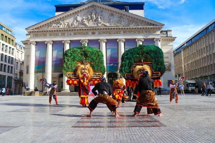 Penampilan kesenian Reog Ponorogo di Place de La Monnaie, Brussels pada Senin (12/9/2022).