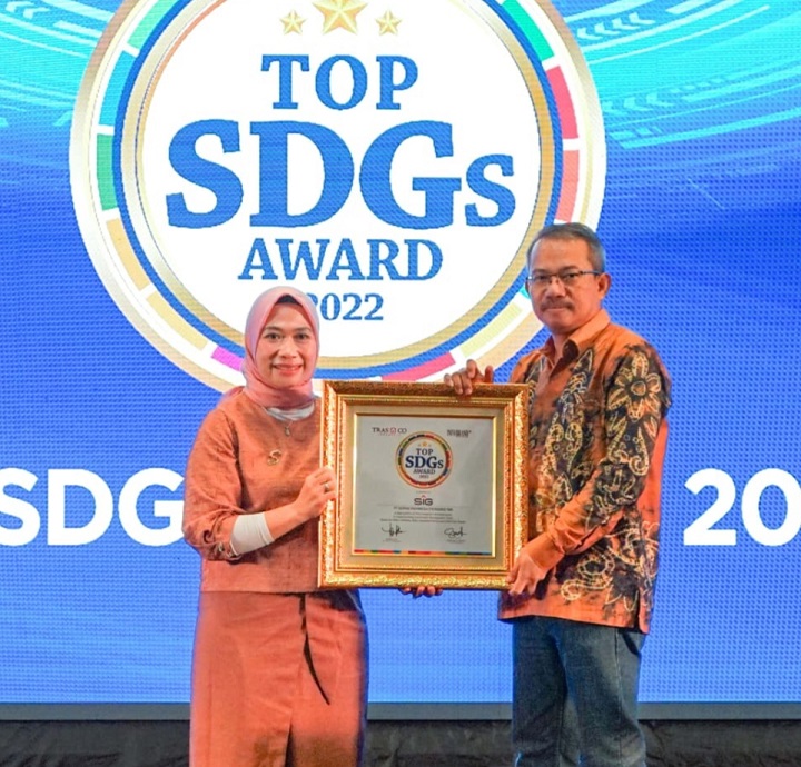 SD Project Sr. Specialiast SIG, Slamet Mursidiarso (kanan) menerima penghargaan Top Sustainable Development Goals (SDGs) 2022 dari CEO INFOBRAND.ID, Susilowati Ningsih di Hotel Sultan, Jakarta, Rabu (30/11). SP/Grs