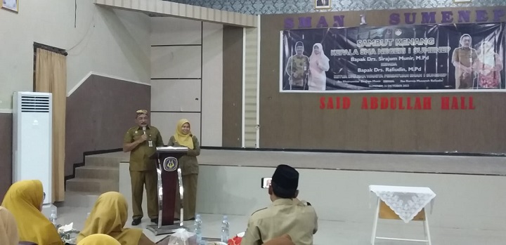 Kepala Sekolah SMAN I Kab. Sumenep yang baru, Drs. Rafiudin, M.Pd, dari Kepsek SMAN I Masalembu Kab. Sumenep. SP/Ainur Rahman