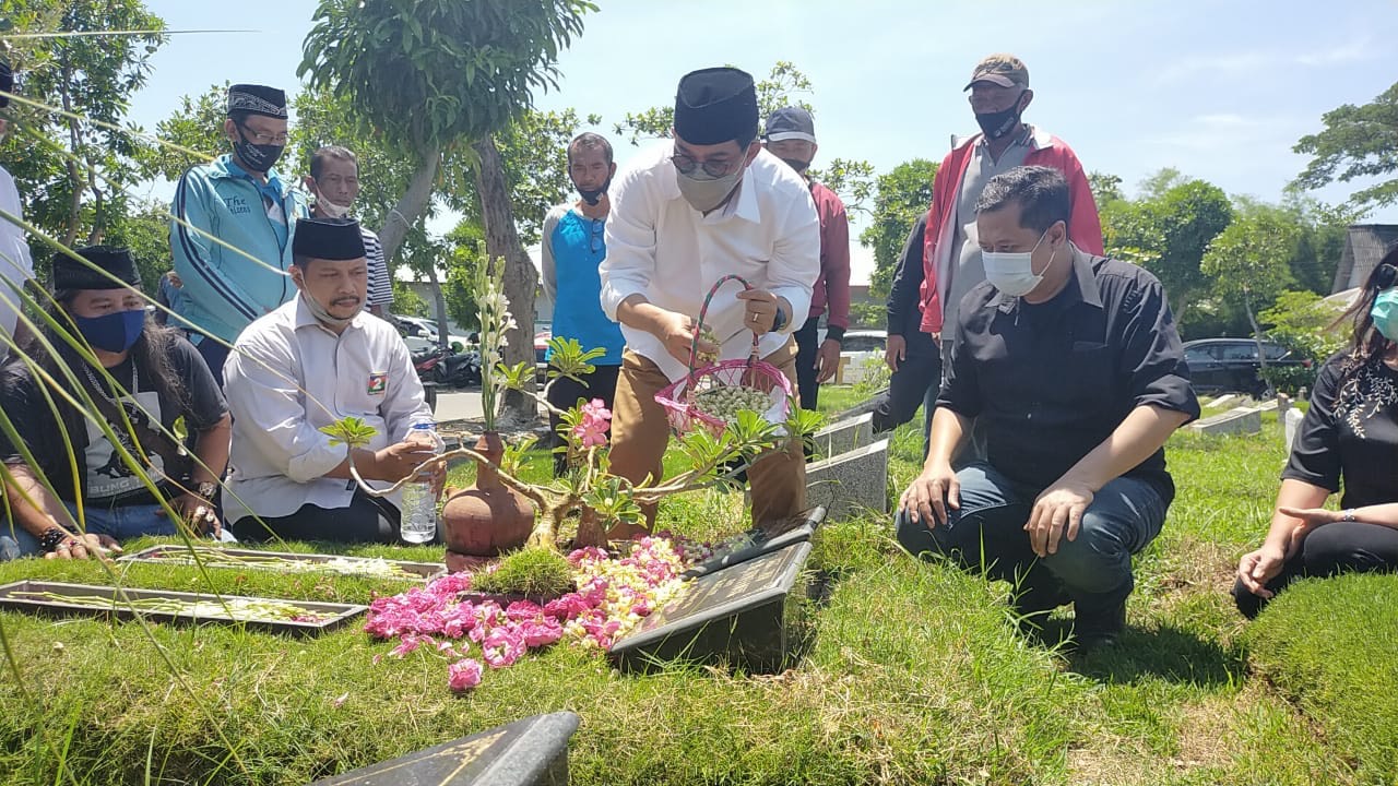 Calon Wali Kota Surabaya nomer 2 Machfud Arifin  saat momentum 10 November ziarah  makam Ir. Soetjipto Soedjono dan Sudjamik Soetjipto..SP/ALQOMARUDDIN