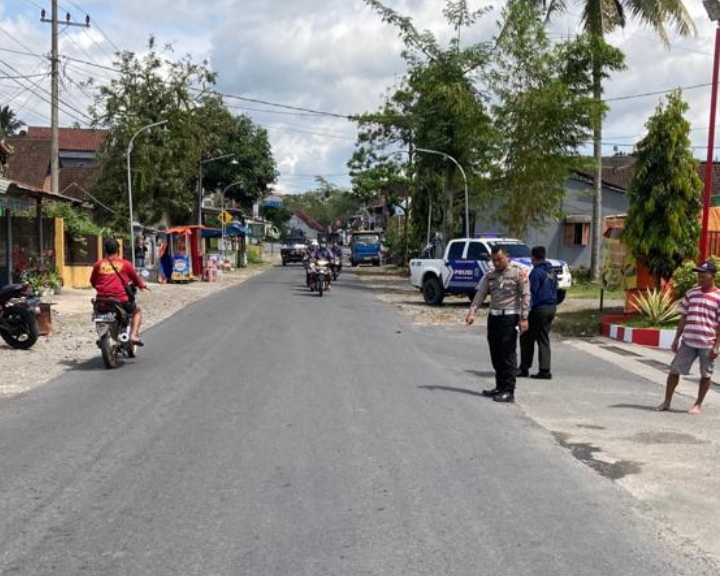 Petugas dari Satlantas Polres Blitar saat melakukan olah TKP di lokasi kejadian. SP/Hadi Lestariono