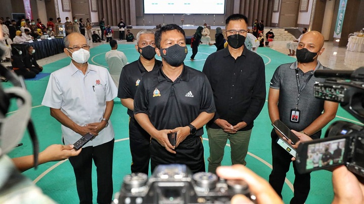 Kapolda Jawa Timur Irjen Pol Nico Afinta saat memberikan keterangan kepada awak media. SP/Her